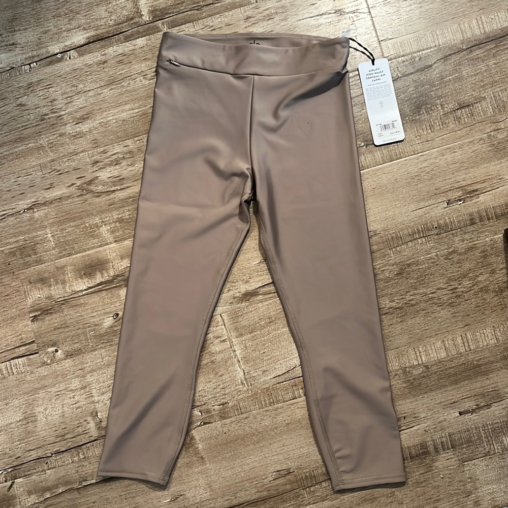 Alo yoga airlift high- waist conceal zip capri